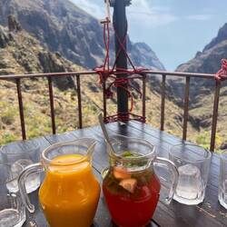 Mangosaft & Kaktus-Mojito mit Blick