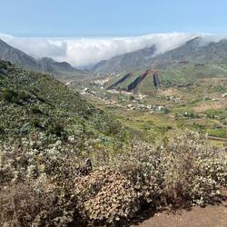 Massive Wolkendecke drängt sich übers Dorf