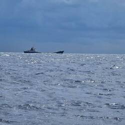 Schiff sieht aus wie in der Mitte gebrochen... Ist ein Wasser Tanker