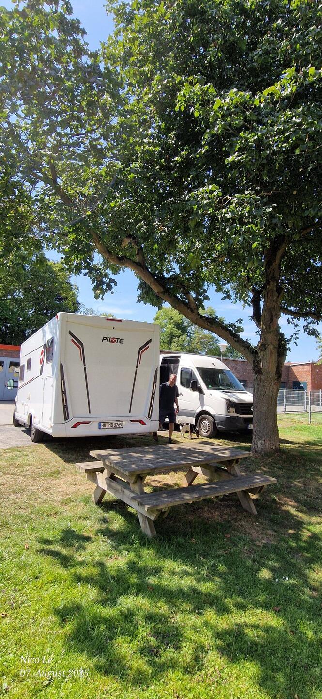 Stellplatz mit Sitzgelegenheit und....