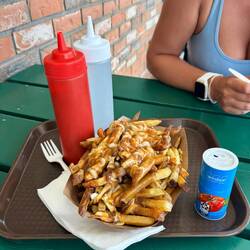 „Poutine“ (Pommes mit Bratensoße und Mozzarella)