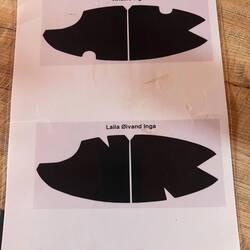 Chaque propriétaire marque au couteau les oreilles de ses rennes avec un motif unique