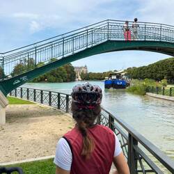 der Radweg führte später mal wieder am Fluss entlang, hier passierten wir sogar eine Stadt