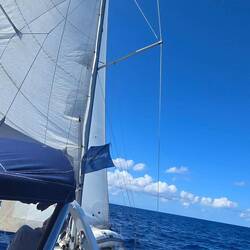 Unter Segeln kreuzen nach Filicudi