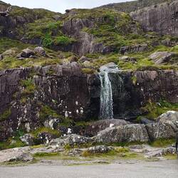 Wasserfall an der Straße