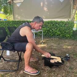 Ein Bild mit Seltenheitswert: bei den Kaufis gibt's Grillfleisch zum Abendessen