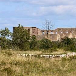 Königin Victoria und ihr altes Schloß. Heute eine guterhaltene Ruine.