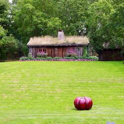 Der Kürbis vor dem Gärtnerhaus als Kunstwerk.