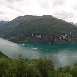 Blick auf den Geirangerfjord vom Aussichtspunkt Ørnesvingen