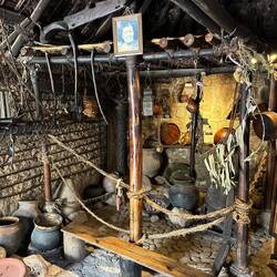 traditionelles Haus, die Eigentümerin wurde 110 Jahre alt