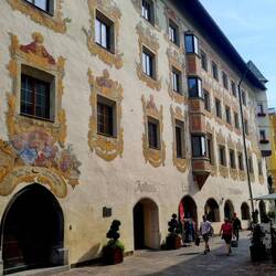 Das mächtige Rathaus ...