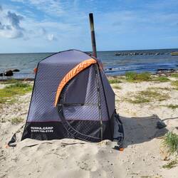 Ein Thermo-Zelt mit Ofen, den Bewohner haben wir leider nicht angetroffen.