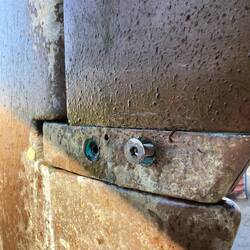 Diese untere Aufhängung ist verbogen, deshalb klemmte das Ruder