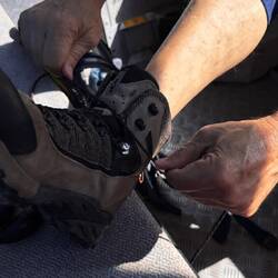Thomas schnürt seine Bergschuhe