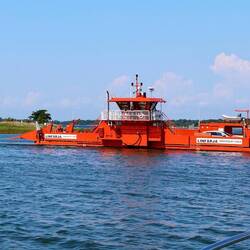 Und die Seilfähre musste prompt losfahren als wir den Weg queren wollten.