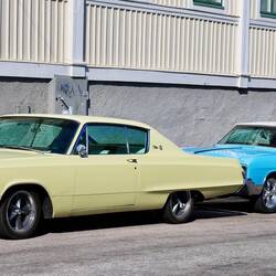 Und die Oldtimer parken hier einfach am Straßenrand.