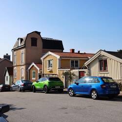 Und die Straße runter dann die "neumodische" Bauweise.