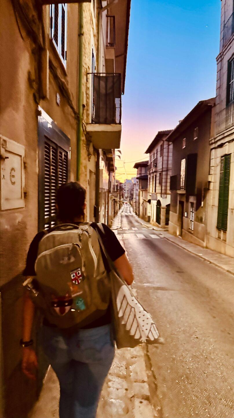 Morgens um 06:30 Uhr durch die leeren Straßen von Inca.