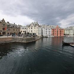 links das "Jugendstil-Haus" von Alesund