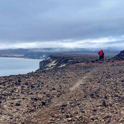 Am See von Askja, bei der Gedenktafel einen verschollenen, deutschen Geologen...