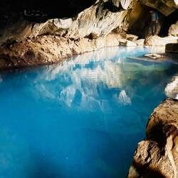 Grotte mit warmer Quelle die zum Baden genutzt wurde