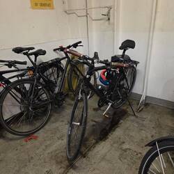 Keine Sicherungen oder Fahrradständer - hoffen wir mal auf wenig Welle