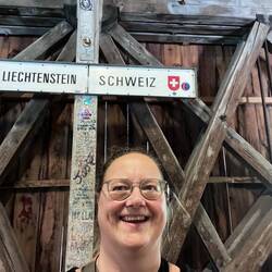 Mit einem Fuß in Liechtenstein und einem Fuß in der Schweiz gleichzeitig