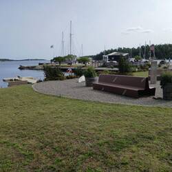 Badestelle mit Marina im Hintergrund