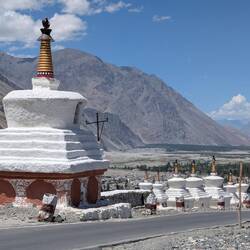 viele schöne Stupas am Kloster
