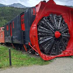 Schneefräse die vor die Lok gespannt wird