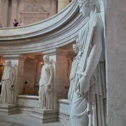 12 Victoires entourent le tombeau de Napoléon