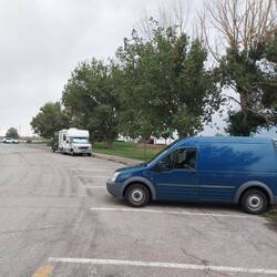 Der Parkplatz für die Nacht und die Duschkabine steht auch schon quer.