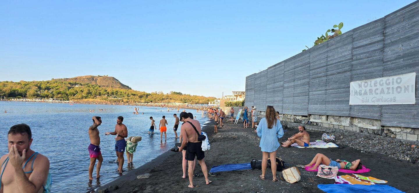 Ziemlich viel los am dem schmalen Strand