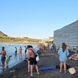 Ziemlich viel los am dem schmalen Strand