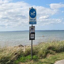 Reduplication of onomatopoeic voff (“woof, arf”), representing a dog's bark.🐕