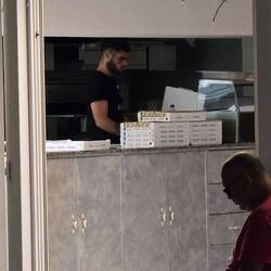 Hier werden unserer Pizzen fertig gemacht