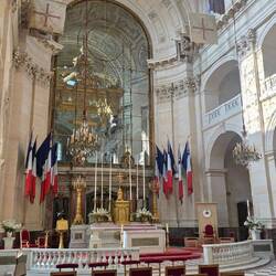 Derrière la verrière de la cathédrale, le Dôme des Invalides