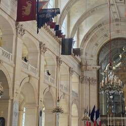 Les drapeaux suspendus dans la cathédrale sont des trophées pris à l'ennemi