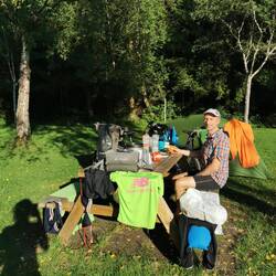 Gemütliches Abendessen auf dem Campingplatz