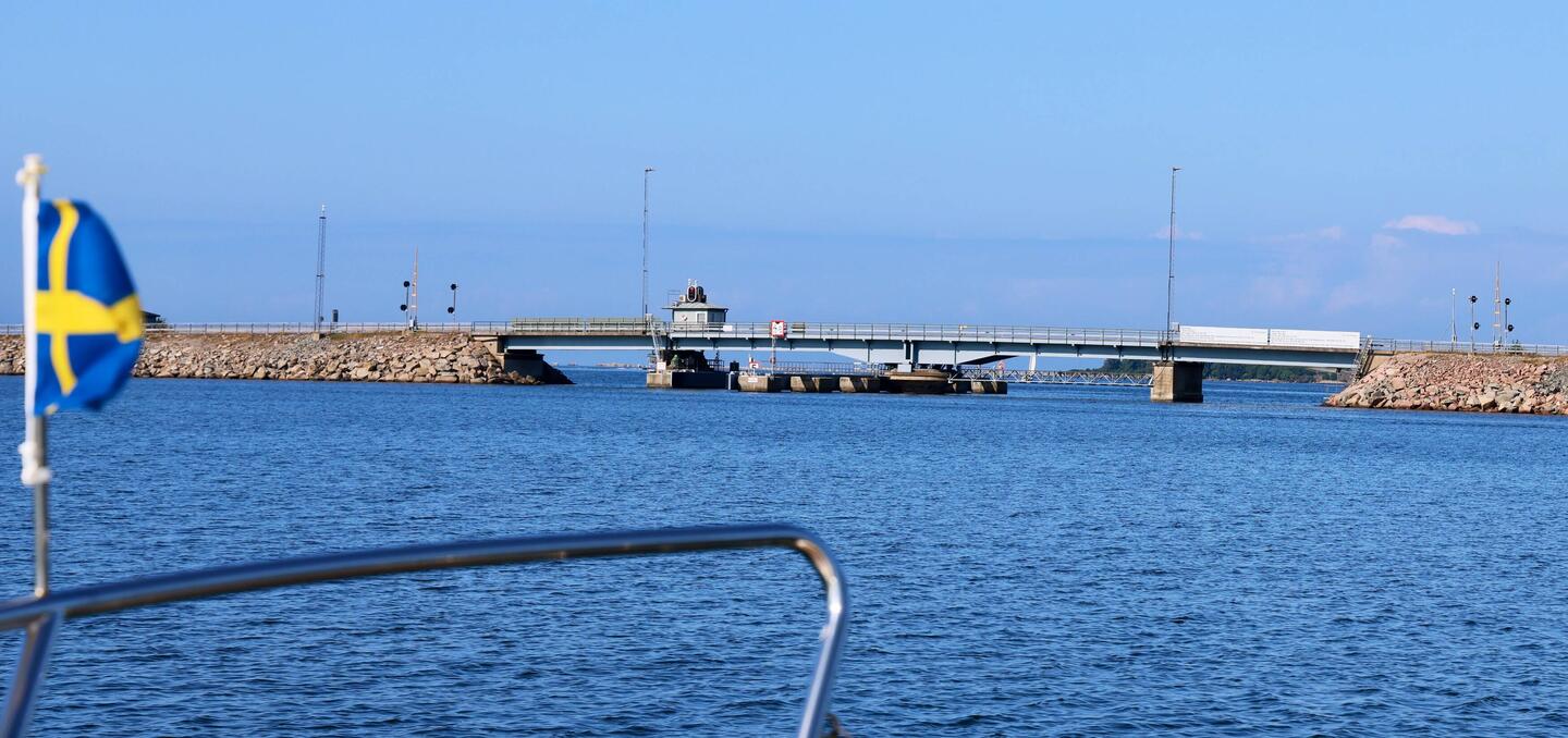 Brücken zwischen den Schären. Diese öffnet alle Stunde und ist sonst 4 m hoch;-)