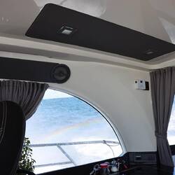 Eigene Regenbogen durch gischtendes Fahrwasser beim Durchbrechen der Wellen.