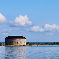 Glattes Wsser und überall alte und neue Wehranlagen.