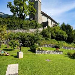 View of the church from the cemetery — Ringgenberg.