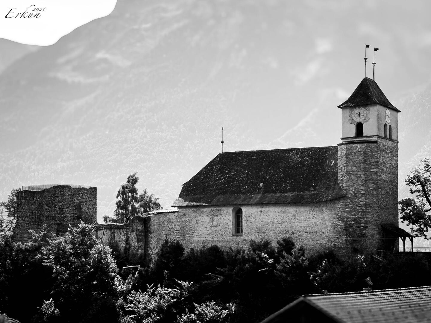 This glimpse from the car of what I thought was a castle resulted in a detour to Ringgenberg.