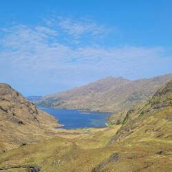 Loch Nevis, am rechten Uferzipfel liegt das Bothy.