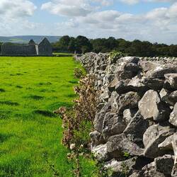 Überall Steinmauern
