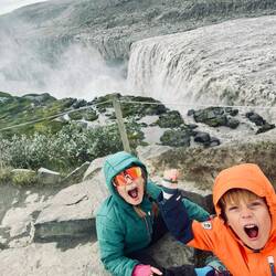 Die Größe des Falls erkennt man erst wenn man die Menschen im Hintergrund gefunden hat
