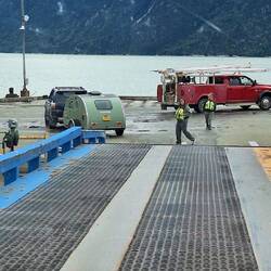 Da kommen die Mädels auch schon und schauen ganz genau. Daneben liegt auch schon ein Holzbrett.