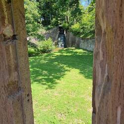 der künstliche Wasserfall vom See