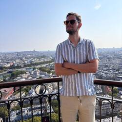 Hinter diesem wunderschönen Model könnt ihr links am Horizont die "Sacre Coeur" entdecken